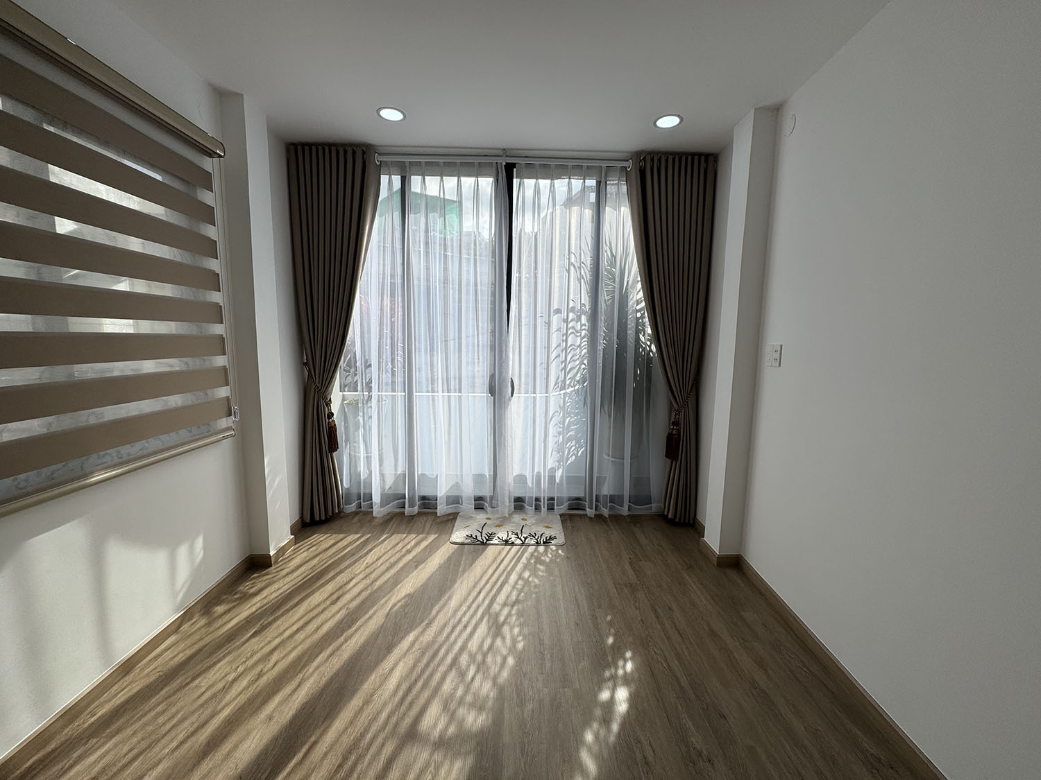 Tuyệt phẩm Nhà Phố 2 lầu full nội thất cao cấp hẻm 2 xe hơi 7 chỗ tránh nhau khu VIP Đặng Văn Ngữ